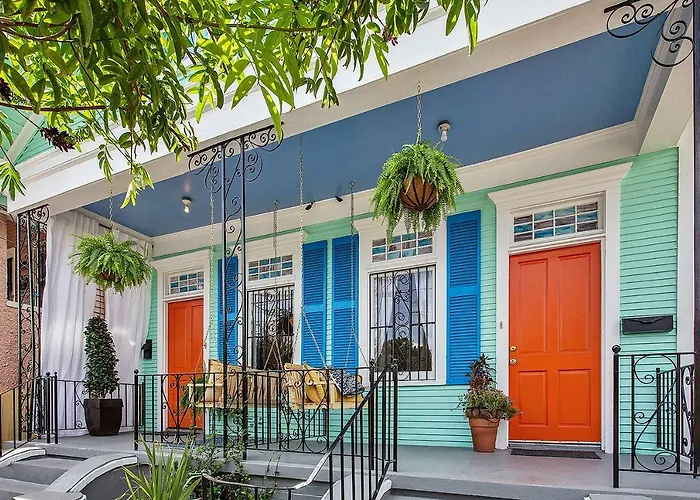 Modern Victorian House With Relaxing Courtyard